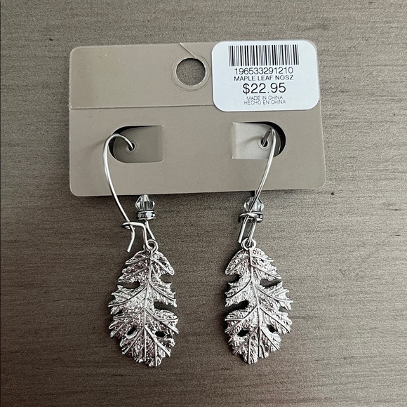 *NWT* Chico's Silver Tone Rhinestone Maple Leaf Jewelry Set - Picture 5 of 5